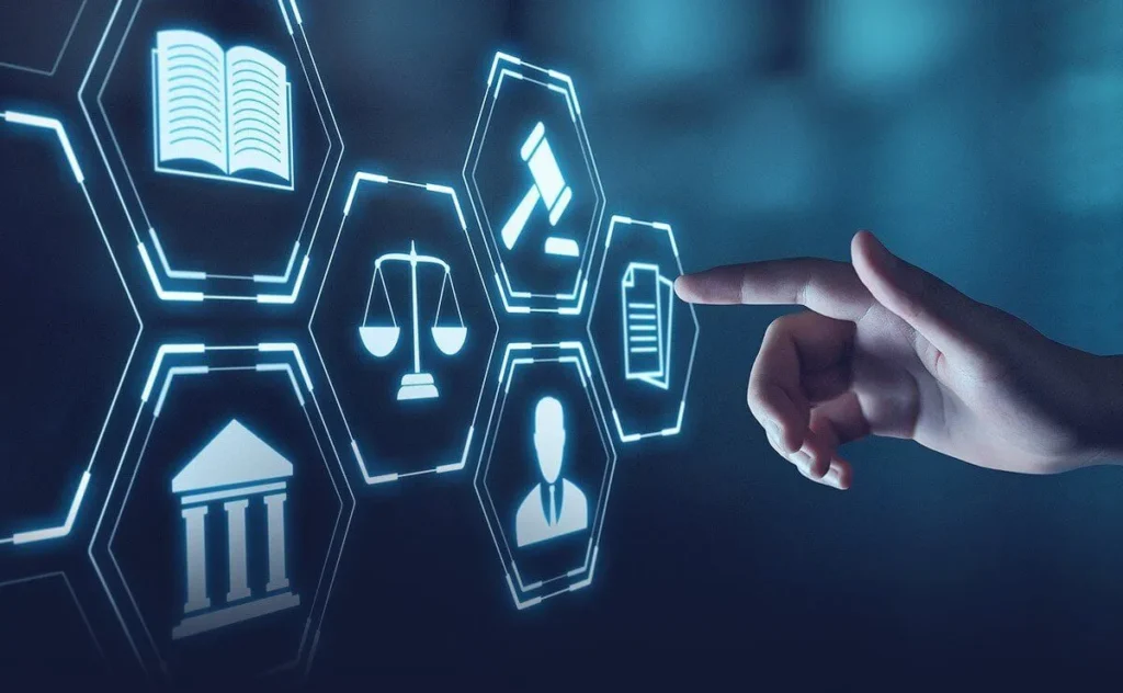 Abogado utilizando herramientas digitales en su despacho