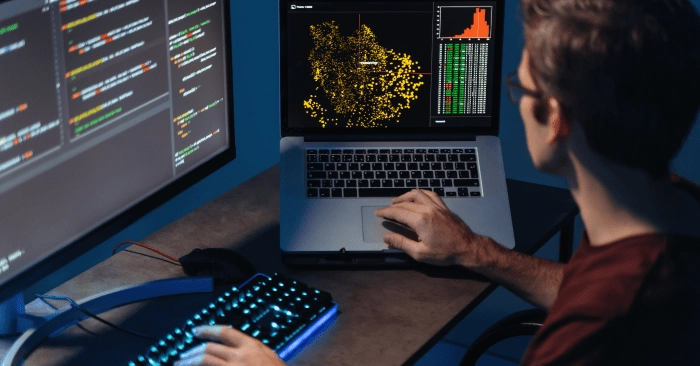 persona programando en el bootcamp de data science e IA